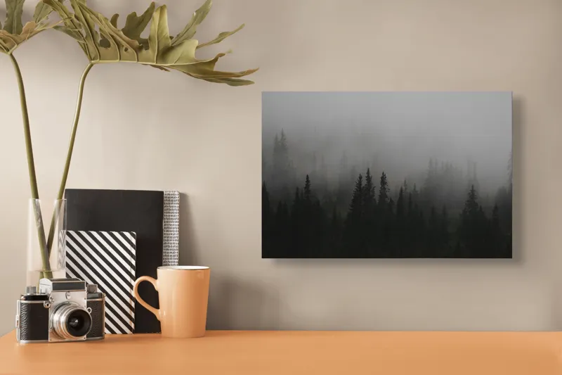 Tablou Canvas, "Ceața deasă acoperă pădurea verde", Ceață, Pădure, Mister, Copaci, Umbre, Calm, Natură, Întunecat, Liniște, Viziune, Munți, 39 x 26 cm – poza 3