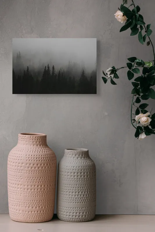 Tablou Canvas, "Ceața deasă acoperă pădurea verde", Ceață, Pădure, Mister, Copaci, Umbre, Calm, Natură, Întunecat, Liniște, Viziune, Munți, 39 x 26 cm – poza 4