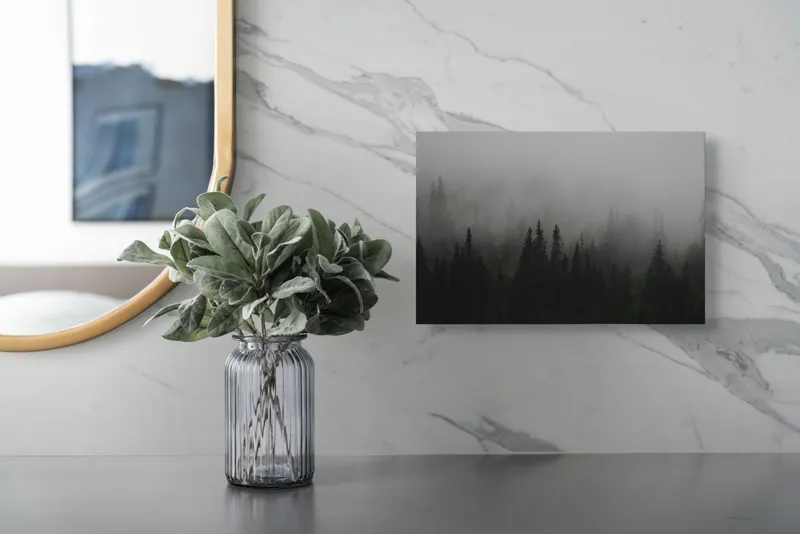 Tablou Canvas, "Ceața deasă acoperă pădurea verde", Ceață, Pădure, Mister, Copaci, Umbre, Calm, Natură, Întunecat, Liniște, Viziune, Munți, 39 x 26 cm – poza 5
