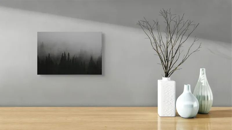 Tablou Canvas, "Ceața deasă acoperă pădurea verde", Ceață, Pădure, Mister, Copaci, Umbre, Calm, Natură, Întunecat, Liniște, Viziune, Munți, 39 x 26 cm – poza 8