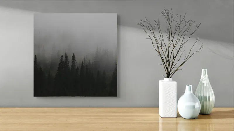 Tablou Canvas, "Ceața deasă acoperă pădurea verde", Ceață, Pădure, Mister, Copaci, Umbre, Calm, Natură, Întunecat, Liniște, Viziune, Munți, 50 x 50 cm – poza 3