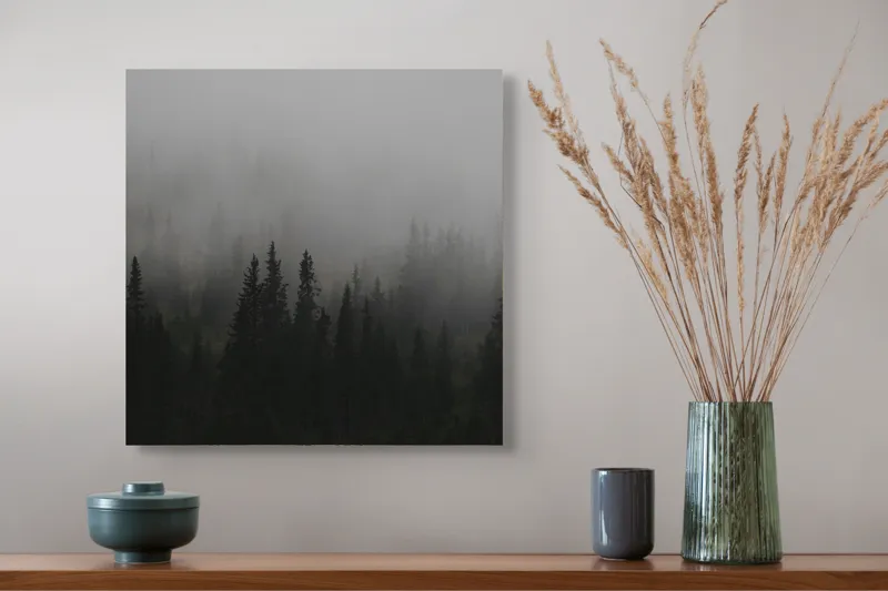 Tablou Canvas, "Ceața deasă acoperă pădurea verde", Ceață, Pădure, Mister, Copaci, Umbre, Calm, Natură, Întunecat, Liniște, Viziune, Munți, 50 x 50 cm – poza 4