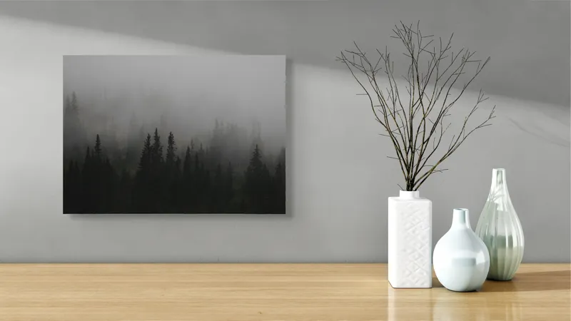 Tablou Canvas, "Ceața deasă acoperă pădurea verde", Ceață, Pădure, Mister, Copaci, Umbre, Calm, Natură, Întunecat, Liniște, Viziune, Munți, 54 x 39 cm – poza 3