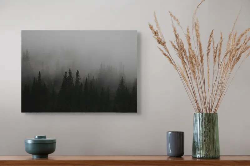 Tablou Canvas, "Ceața deasă acoperă pădurea verde", Ceață, Pădure, Mister, Copaci, Umbre, Calm, Natură, Întunecat, Liniște, Viziune, Munți, 54 x 39 cm – poza 4