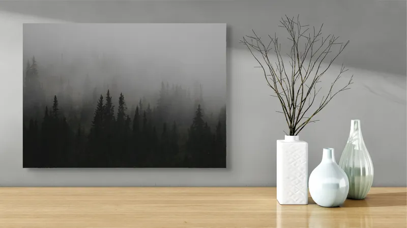 Tablou Canvas, "Ceața deasă acoperă pădurea verde", Ceață, Pădure, Mister, Copaci, Umbre, Calm, Natură, Întunecat, Liniște, Viziune, Munți, 70 x 50 cm – poza 3