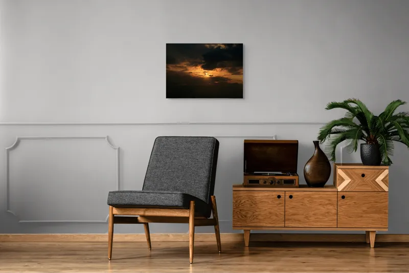Tablou Canvas, "Soarele ascuns printre nori negri", Nor, Cer, Soare, Lumini, Umbre, Apus, Dramatism, Contrast, Mister, Frumusețe, 70 x 50 cm – poza 4