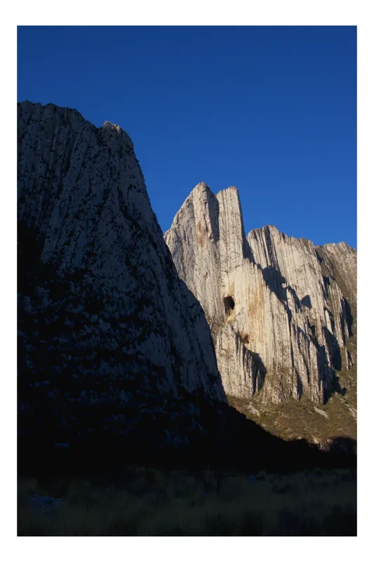 Tablou Canvas, "Muntele Strălucitor în Lumina Serii", Stânci, Cer, Umbre, Formațiuni, Naturale, Peisaj, Lumină, Alpinism, Frumusețe, Roci, 100 x 100 cm