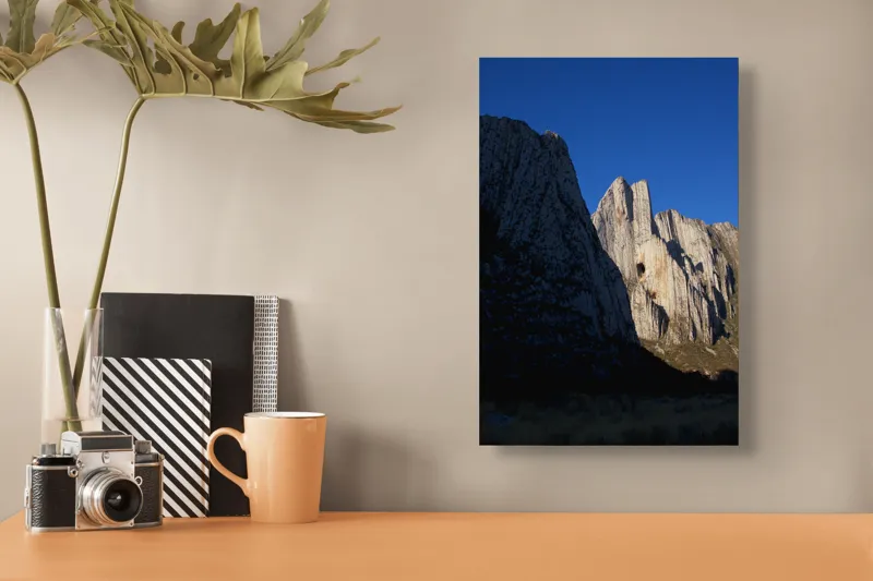 Tablou Canvas, "Muntele Strălucitor în Lumina Serii", Stânci, Cer, Umbre, Formațiuni, Naturale, Peisaj, Lumină, Alpinism, Frumusețe, Roci, 26 x 39 cm – poza 3