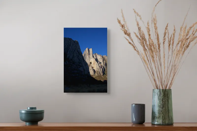 Tablou Canvas, "Muntele Strălucitor în Lumina Serii", Stânci, Cer, Umbre, Formațiuni, Naturale, Peisaj, Lumină, Alpinism, Frumusețe, Roci, 26 x 39 cm – poza 5
