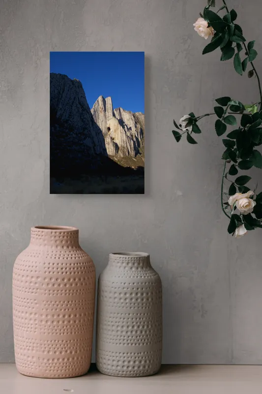 Tablou Canvas, "Muntele Strălucitor în Lumina Serii", Stânci, Cer, Umbre, Formațiuni, Naturale, Peisaj, Lumină, Alpinism, Frumusețe, Roci, 26 x 39 cm – poza 6