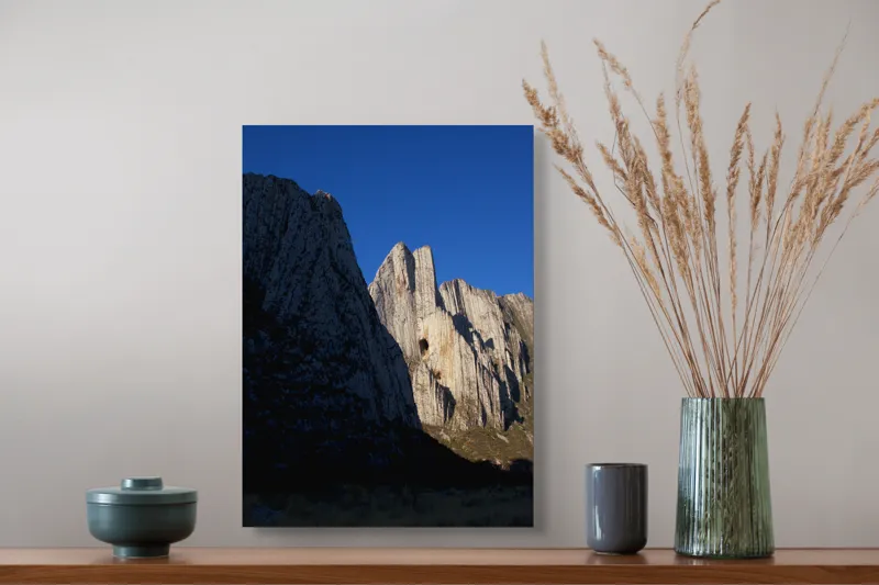 Tablou Canvas, "Muntele Strălucitor în Lumina Serii", Stânci, Cer, Umbre, Formațiuni, Naturale, Peisaj, Lumină, Alpinism, Frumusețe, Roci, 39 x 54 cm – poza 3
