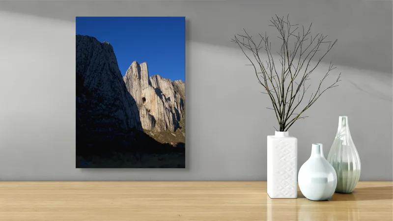 Tablou Canvas, "Muntele Strălucitor în Lumina Serii", Stânci, Cer, Umbre, Formațiuni, Naturale, Peisaj, Lumină, Alpinism, Frumusețe, Roci, 39 x 54 cm – poza 4