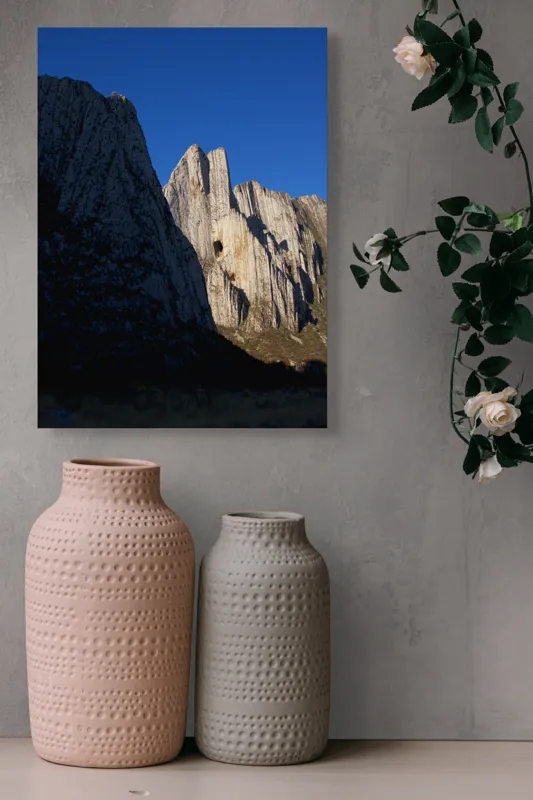 Tablou Canvas, "Muntele Strălucitor în Lumina Serii", Stânci, Cer, Umbre, Formațiuni, Naturale, Peisaj, Lumină, Alpinism, Frumusețe, Roci, 39 x 54 cm – poza 6