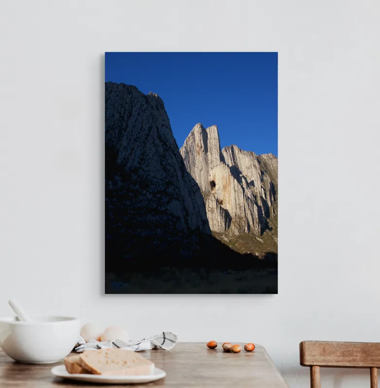 Tablou Canvas, "Muntele Strălucitor în Lumina Serii", Stânci, Cer, Umbre, Formațiuni, Naturale, Peisaj, Lumină, Alpinism, Frumusețe, Roci, 50 x 70 cm – poza 3