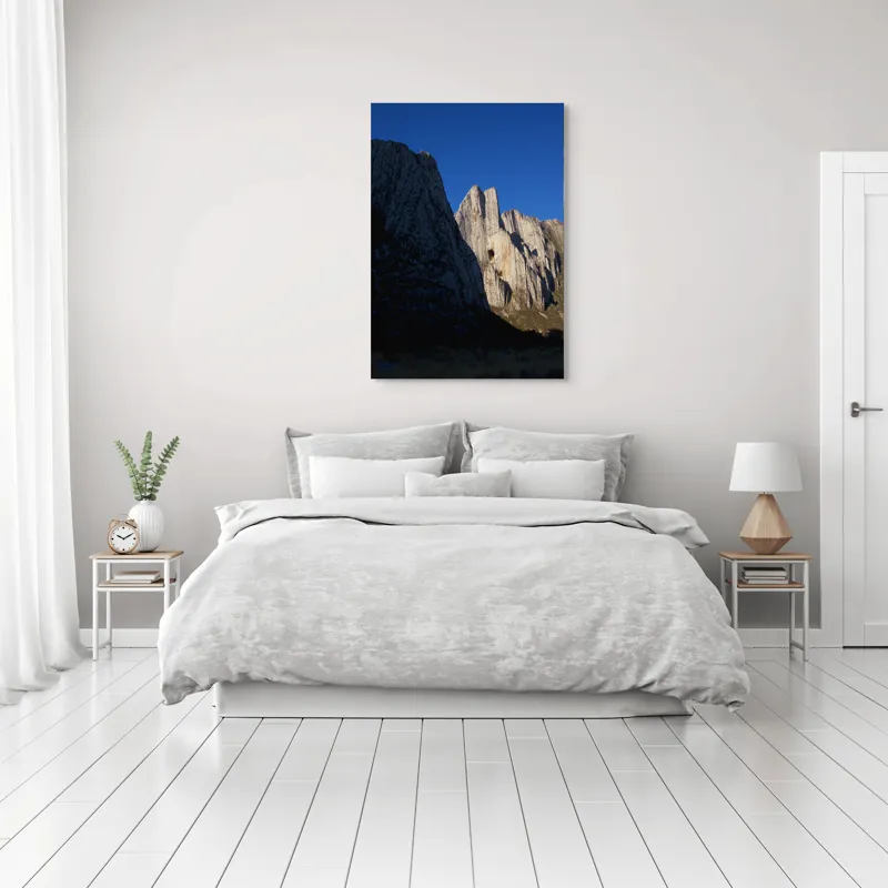 Tablou Canvas, "Muntele Strălucitor în Lumina Serii", Stânci, Cer, Umbre, Formațiuni, Naturale, Peisaj, Lumină, Alpinism, Frumusețe, Roci, 70 x 100 cm – poza 3