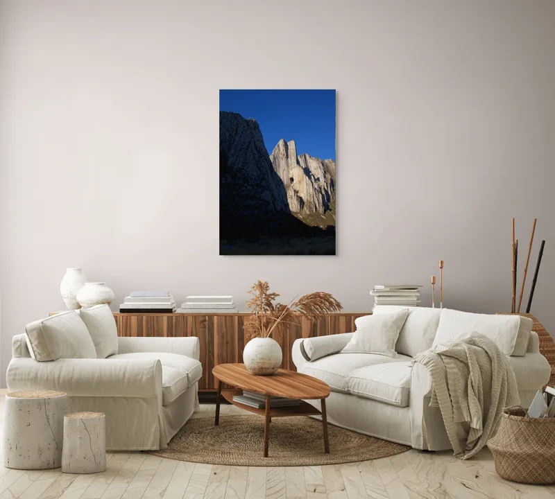 Tablou Canvas, "Muntele Strălucitor în Lumina Serii", Stânci, Cer, Umbre, Formațiuni, Naturale, Peisaj, Lumină, Alpinism, Frumusețe, Roci, 70 x 100 cm – poza 4