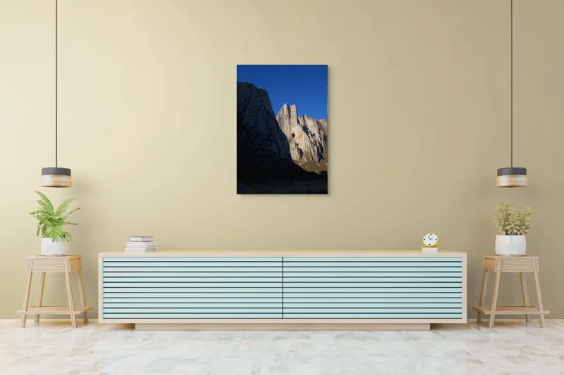 Tablou Canvas, "Muntele Strălucitor în Lumina Serii", Stânci, Cer, Umbre, Formațiuni, Naturale, Peisaj, Lumină, Alpinism, Frumusețe, Roci, 70 x 100 cm – poza 5