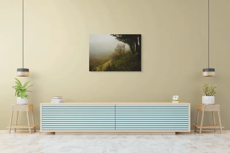 Tablou Canvas, "Misterul pădurii în ceață misterioasă", Ceață, Copaci, Deal, Vegetație, Liniște, Mister, Natură, Frunziș, Umbre, Peisaj, 100 x 70 cm – poza 4