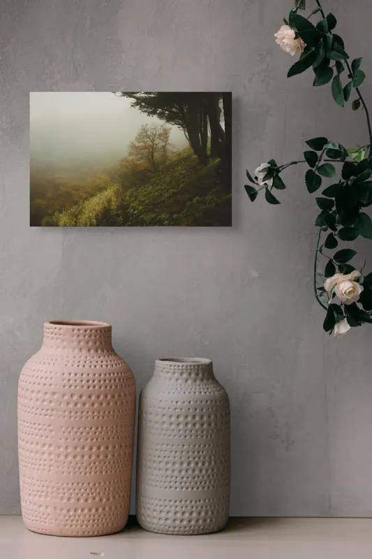 Tablou Canvas, "Misterul pădurii în ceață misterioasă", Ceață, Copaci, Deal, Vegetație, Liniște, Mister, Natură, Frunziș, Umbre, Peisaj, 39 x 26 cm – poza 4
