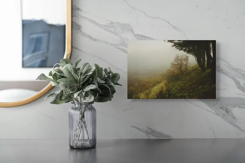 Tablou Canvas, "Misterul pădurii în ceață misterioasă", Ceață, Copaci, Deal, Vegetație, Liniște, Mister, Natură, Frunziș, Umbre, Peisaj, 39 x 26 cm – poza 5