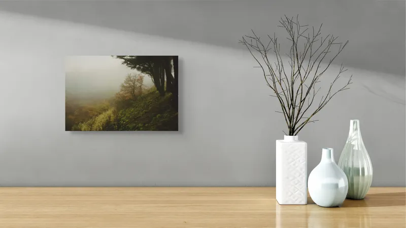Tablou Canvas, "Misterul pădurii în ceață misterioasă", Ceață, Copaci, Deal, Vegetație, Liniște, Mister, Natură, Frunziș, Umbre, Peisaj, 39 x 26 cm – poza 8