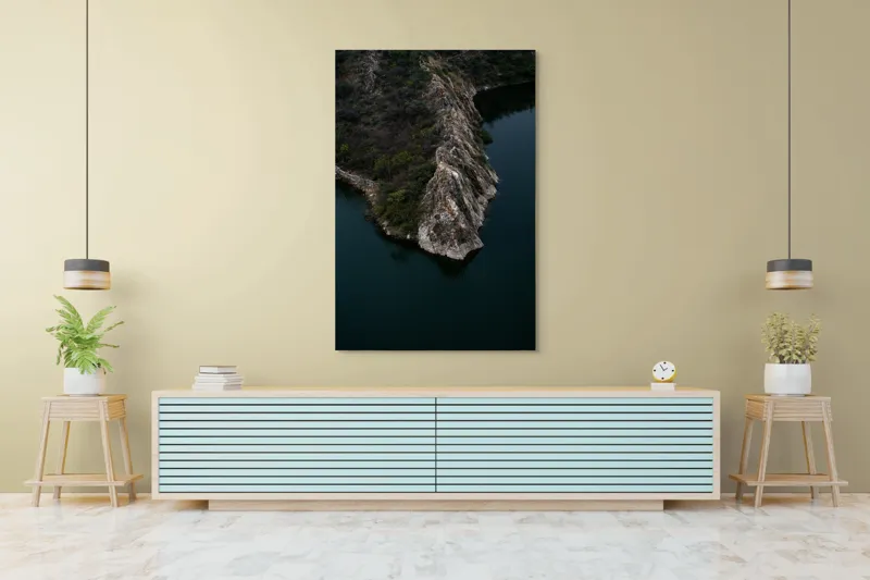 Tablou Canvas, "Peninsula stâncoasă în amurg liniștit", Peisaj, Stâncă, Apă, Vegetație, Natură, Sălbatică, Contrast, Texturi, Liniște, Reflexie, 100 x 150 cm – poza 4