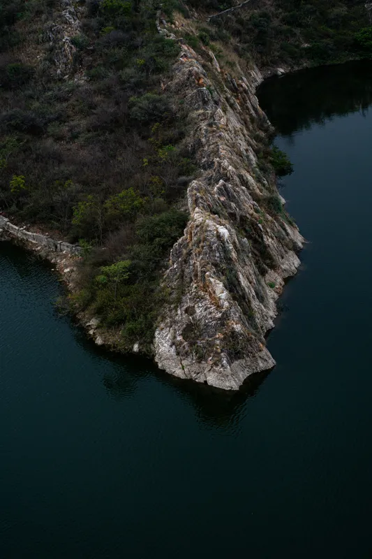Tablou Canvas, "Peninsula stâncoasă în amurg liniștit", Peisaj, Stâncă, Apă, Vegetație, Natură, Sălbatică, Contrast, Texturi, Liniște, Reflexie, 100 x 150 cm – poza 2