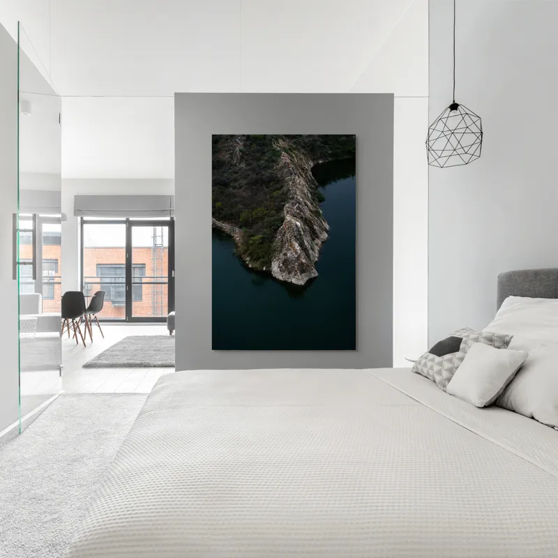 Tablou Canvas, "Peninsula stâncoasă în amurg liniștit", Peisaj, Stâncă, Apă, Vegetație, Natură, Sălbatică, Contrast, Texturi, Liniște, Reflexie, 100 x 150 cm – poza 5