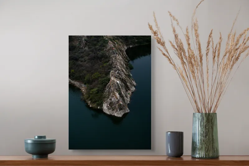 Tablou Canvas, "Peninsula stâncoasă în amurg liniștit", Peisaj, Stâncă, Apă, Vegetație, Natură, Sălbatică, Contrast, Texturi, Liniște, Reflexie, 39 x 54 cm – poza 3