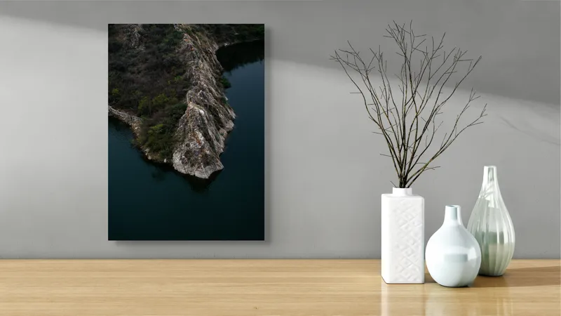 Tablou Canvas, "Peninsula stâncoasă în amurg liniștit", Peisaj, Stâncă, Apă, Vegetație, Natură, Sălbatică, Contrast, Texturi, Liniște, Reflexie, 39 x 54 cm – poza 4