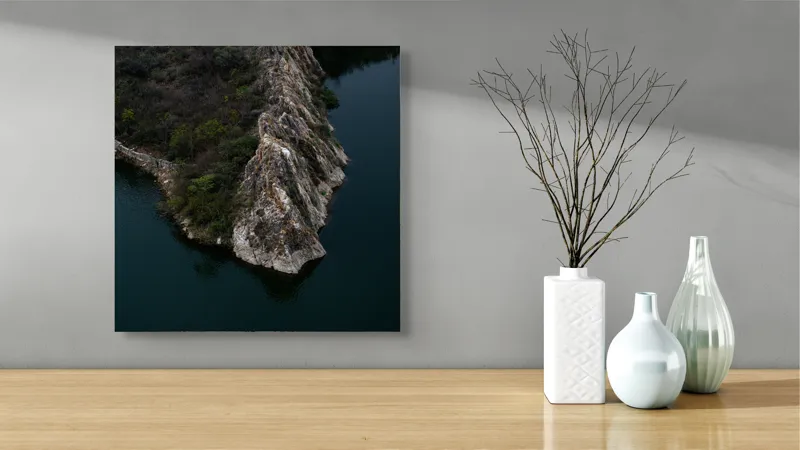 Tablou Canvas, "Peninsula stâncoasă în amurg liniștit", Peisaj, Stâncă, Apă, Vegetație, Natură, Sălbatică, Contrast, Texturi, Liniște, Reflexie, 50 x 50 cm – poza 3