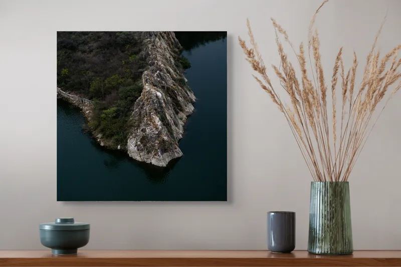 Tablou Canvas, "Peninsula stâncoasă în amurg liniștit", Peisaj, Stâncă, Apă, Vegetație, Natură, Sălbatică, Contrast, Texturi, Liniște, Reflexie, 50 x 50 cm – poza 4