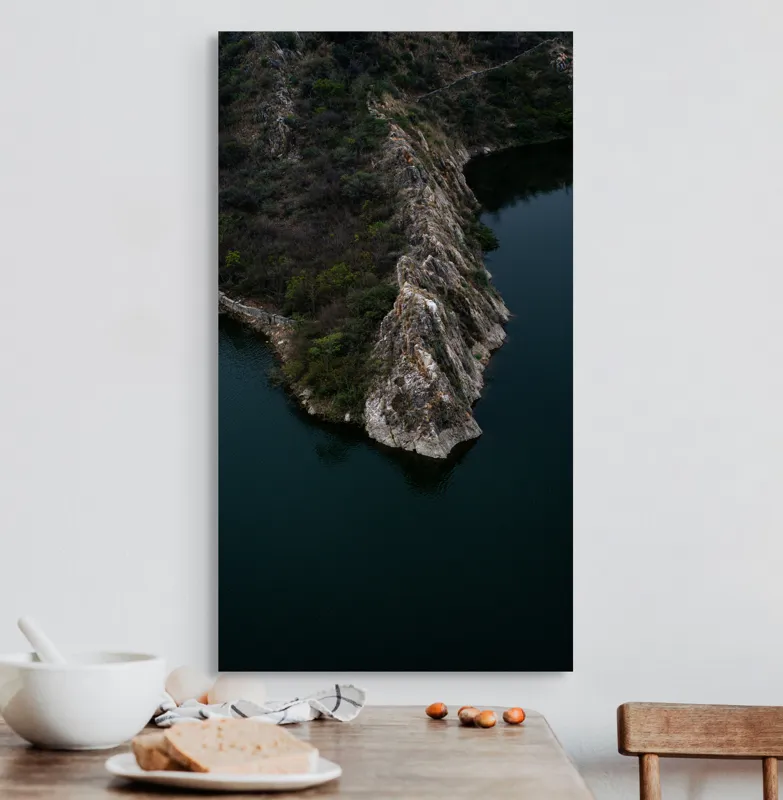 Tablou Canvas, "Peninsula stâncoasă în amurg liniștit", Peisaj, Stâncă, Apă, Vegetație, Natură, Sălbatică, Contrast, Texturi, Liniște, Reflexie, 50 x 90 cm – poza 3