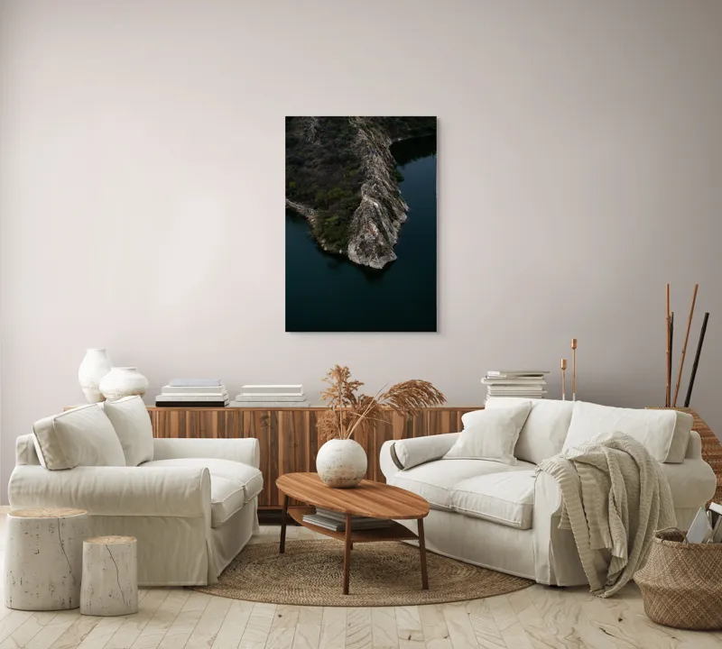 Tablou Canvas, "Peninsula stâncoasă în amurg liniștit", Peisaj, Stâncă, Apă, Vegetație, Natură, Sălbatică, Contrast, Texturi, Liniște, Reflexie, 70 x 100 cm – poza 4