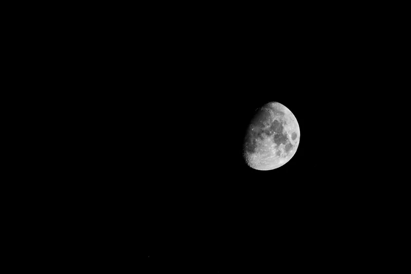 Tablou Canvas, "Luna singuratică pe cerul nopții", Lună, Întuneric, Certeț, Astronomie, Umbră, 39 x 26 cm – poza 2