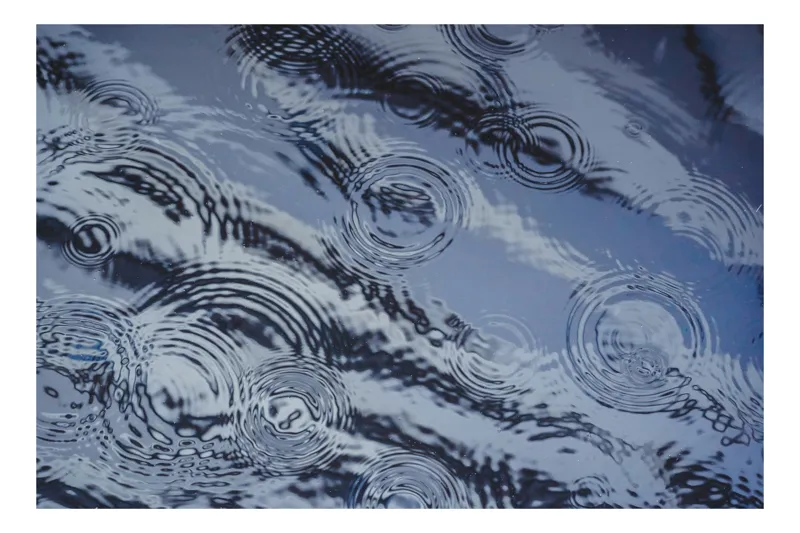 Tablou Canvas, "Picături de ploaie pe apă liniștită", Valuri, Cercuri, Apă, Reflecții, Textură, Plutire, Unde, Liniște, 150 x 100 cm