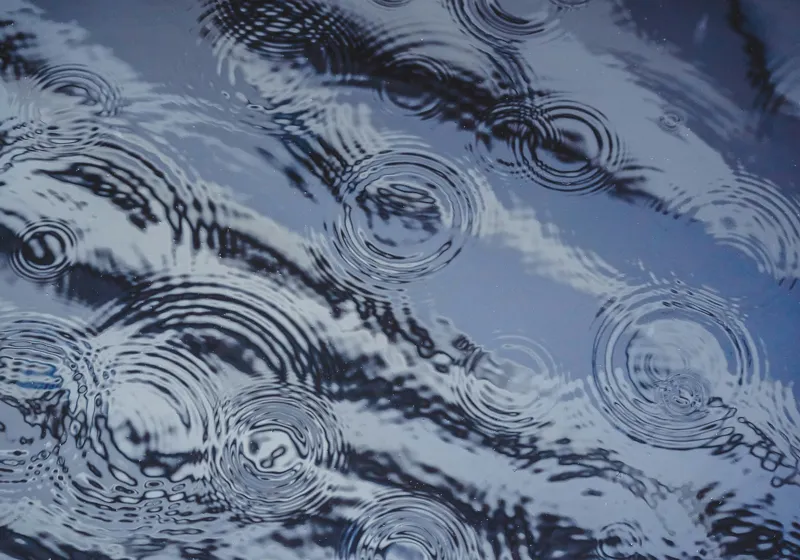 Tablou Canvas, "Picături de ploaie pe apă liniștită", Valuri, Cercuri, Apă, Reflecții, Textură, Plutire, Unde, Liniște, 100 x 70 cm – poza 2