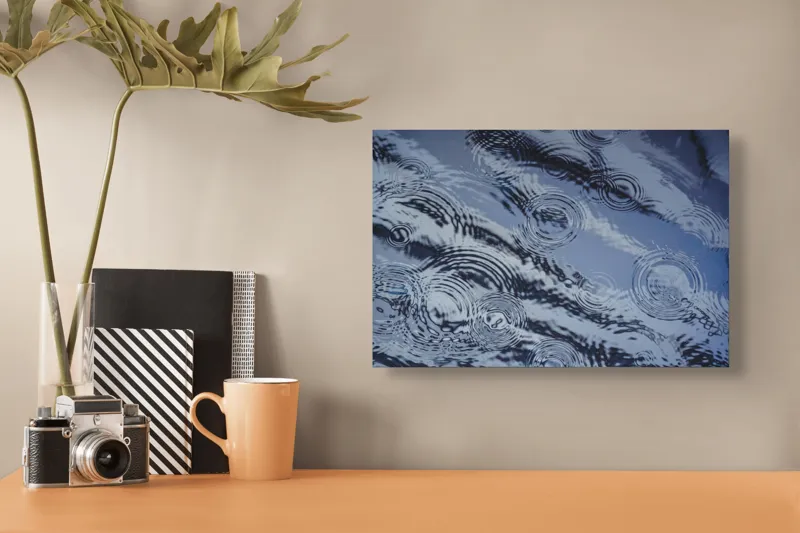 Tablou Canvas, "Picături de ploaie pe apă liniștită", Valuri, Cercuri, Apă, Reflecții, Textură, Plutire, Unde, Liniște, 39 x 26 cm – poza 3