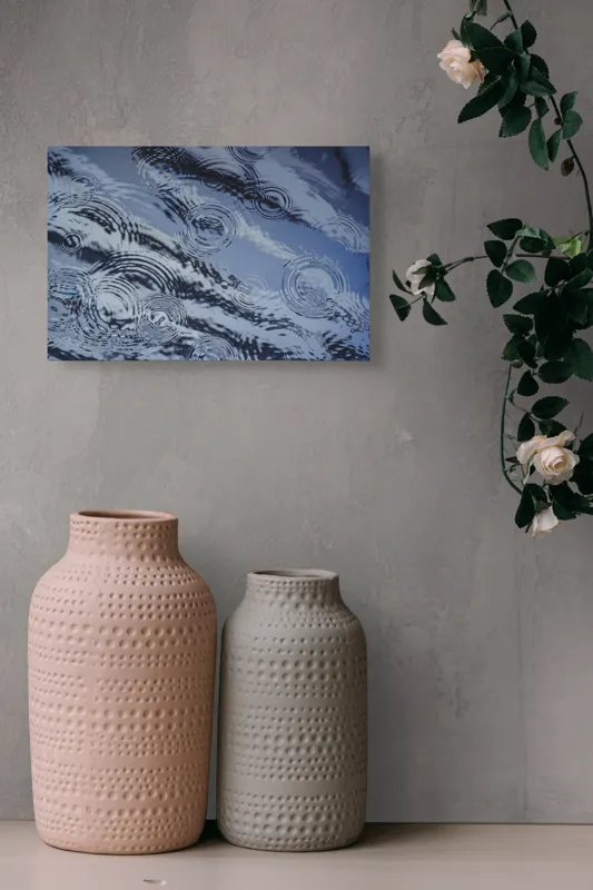 Tablou Canvas, "Picături de ploaie pe apă liniștită", Valuri, Cercuri, Apă, Reflecții, Textură, Plutire, Unde, Liniște, 39 x 26 cm – poza 4