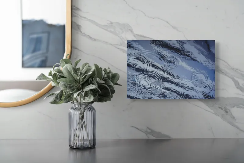 Tablou Canvas, "Picături de ploaie pe apă liniștită", Valuri, Cercuri, Apă, Reflecții, Textură, Plutire, Unde, Liniște, 39 x 26 cm – poza 5