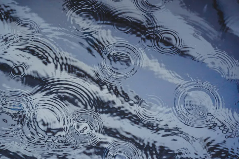 Tablou Canvas, "Picături de ploaie pe apă liniștită", Valuri, Cercuri, Apă, Reflecții, Textură, Plutire, Unde, Liniște, 39 x 26 cm – poza 2