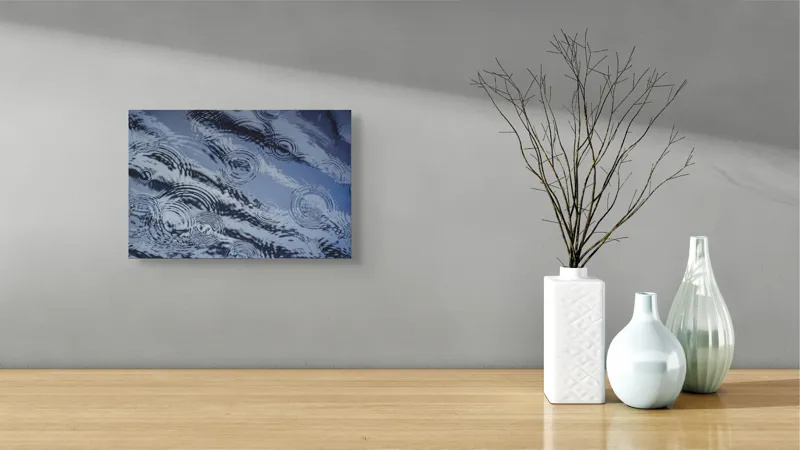 Tablou Canvas, "Picături de ploaie pe apă liniștită", Valuri, Cercuri, Apă, Reflecții, Textură, Plutire, Unde, Liniște, 39 x 26 cm – poza 8