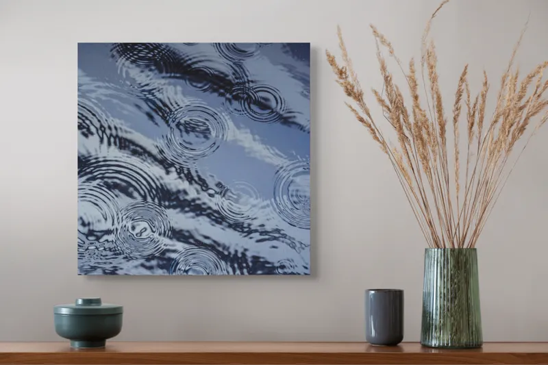 Tablou Canvas, "Picături de ploaie pe apă liniștită", Valuri, Cercuri, Apă, Reflecții, Textură, Plutire, Unde, Liniște, 50 x 50 cm – poza 4
