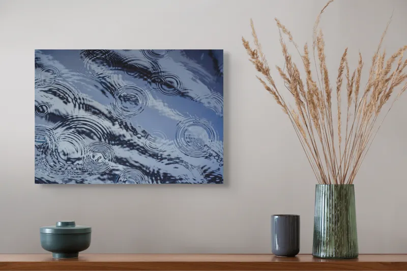Tablou Canvas, "Picături de ploaie pe apă liniștită", Valuri, Cercuri, Apă, Reflecții, Textură, Plutire, Unde, Liniște, 54 x 39 cm – poza 4