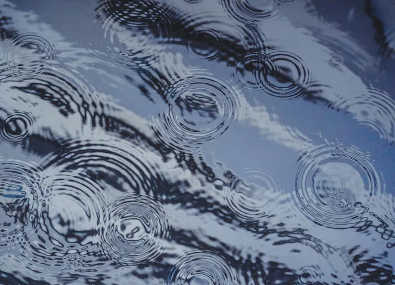 Tablou Canvas, "Picături de ploaie pe apă liniștită", Valuri, Cercuri, Apă, Reflecții, Textură, Plutire, Unde, Liniște, 54 x 39 cm – poza 2
