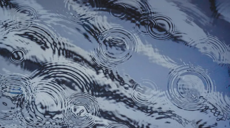 Tablou Canvas, "Picături de ploaie pe apă liniștită", Valuri, Cercuri, Apă, Reflecții, Textură, Plutire, Unde, Liniște, 90 x 50 cm – poza 2
