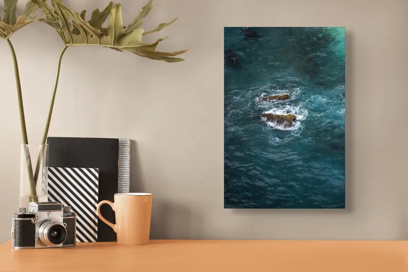 Tablou Canvas, "Pietre înspumate în largul mării", Albastru, Valuri, Rocă, Spumă, Ocean, Reverb, Apă, Textură, 26 x 39 cm – poza 3