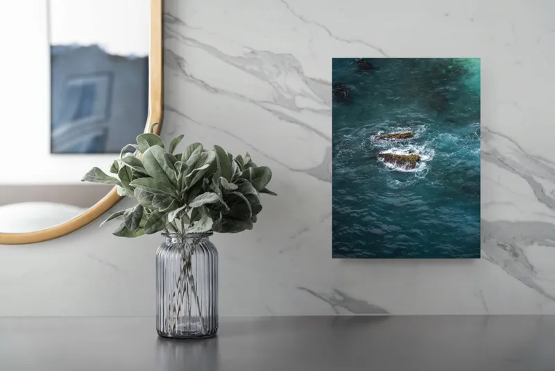 Tablou Canvas, "Pietre înspumate în largul mării", Albastru, Valuri, Rocă, Spumă, Ocean, Reverb, Apă, Textură, 26 x 39 cm – poza 4