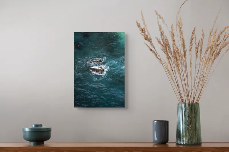 Tablou Canvas, "Pietre înspumate în largul mării", Albastru, Valuri, Rocă, Spumă, Ocean, Reverb, Apă, Textură, 26 x 39 cm – poza 5