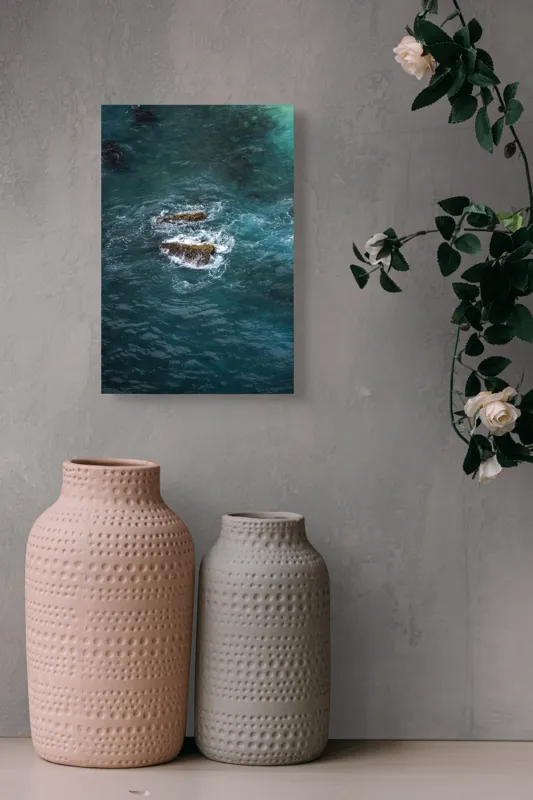Tablou Canvas, "Pietre înspumate în largul mării", Albastru, Valuri, Rocă, Spumă, Ocean, Reverb, Apă, Textură, 26 x 39 cm – poza 6
